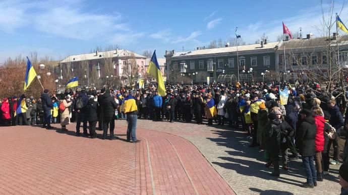 В Бердянске люди вышли на митинг против оккупантов, некоторых били и задержали (видео)