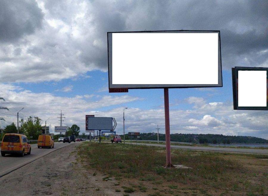 Демонтованими на трасах України білбордами укріплять барикади, найміцніші частини підуть на протитанкові їжаки