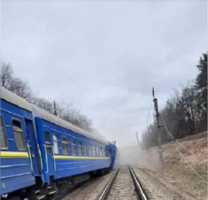 На Київщині російські військові обстріляли колії, якими мали евакуювати людей