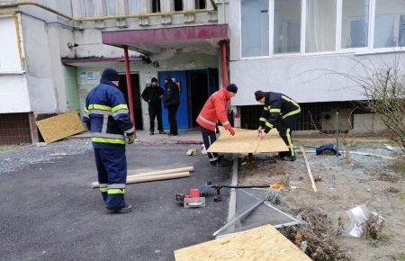 В Овручі на Житомирщині рятувальники та місцеві ремонтують пошкоджені вибухом будинки