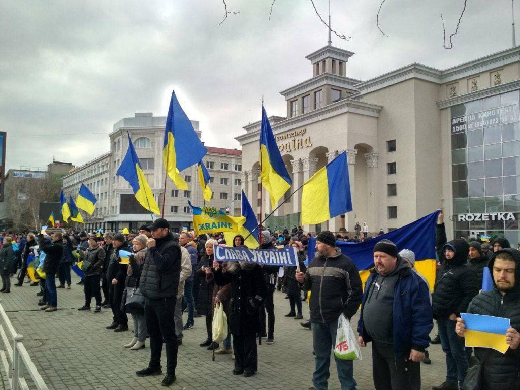 В Херсоне оккупанты силой разгоняли людей, которые вышли на мирный протест против российской агрессии