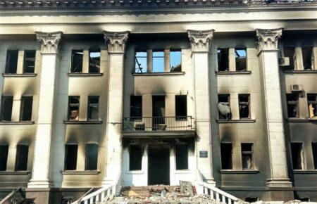 Через обстріли російських окупантів силовики не можуть дістати людей з-під театру у Маріуполі