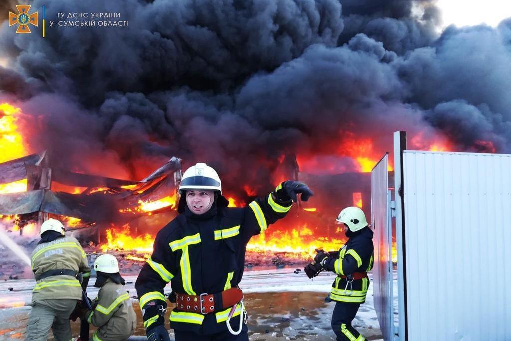 У Сумах через обстріл військ рф горіли склади
