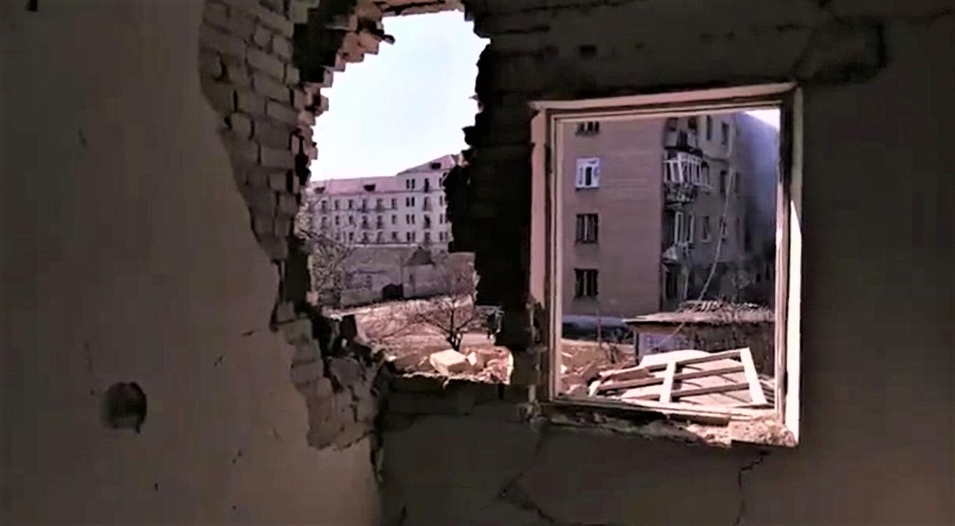 «Ракета прилетела в дом позади меня, я был метрах в 100» — житель Рубежного о последствиях авиаудара