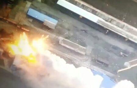 Артилеристи ЗСУ поцілили у склад з боєприпасами російських окупантів (ВІДЕО)