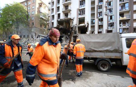 Коммунальщики устраняют последствия вчерашнего обстрела Киева (фото)