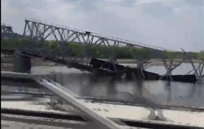 На Донеччині підірвали міст через річку разом із вагонами (ВІДЕО)