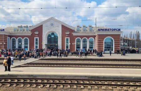 Евакуація зі Сходу заблокована: майже 500 евакуйованих жителів Луганщини заблокували на вокзалі у Донецькій області