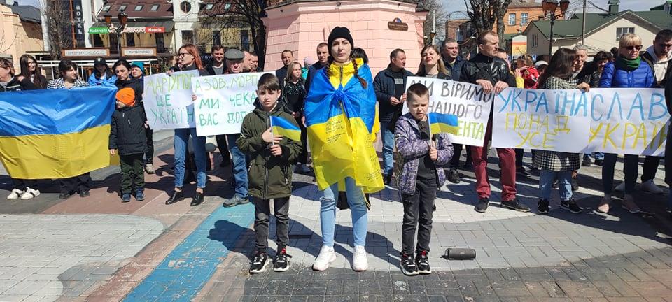 «Путин – террорист»: в Виннице вышли на митинг в поддержку Мариуполя