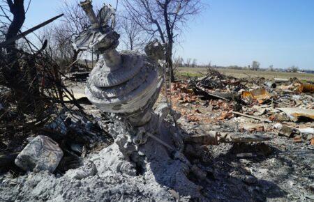 «Хвилин 10 горіло і все — нема хати»: історія Миколи, на подвір’я якого впав гелікоптер