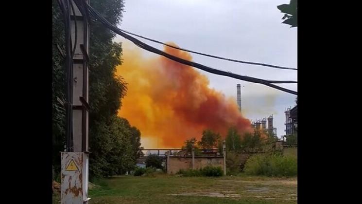 Росіяни продовжують обстрілювати цистерни з азотною кислотою в Луганській та Донецькій області — МВС