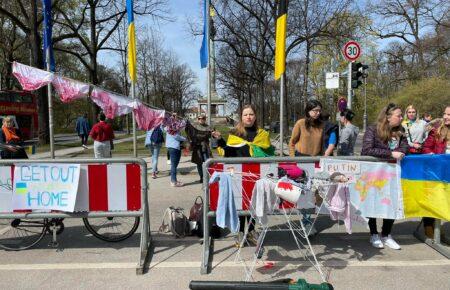 Труси на паличці: у Мюнхені провели акцію біля посольства росії (фото)