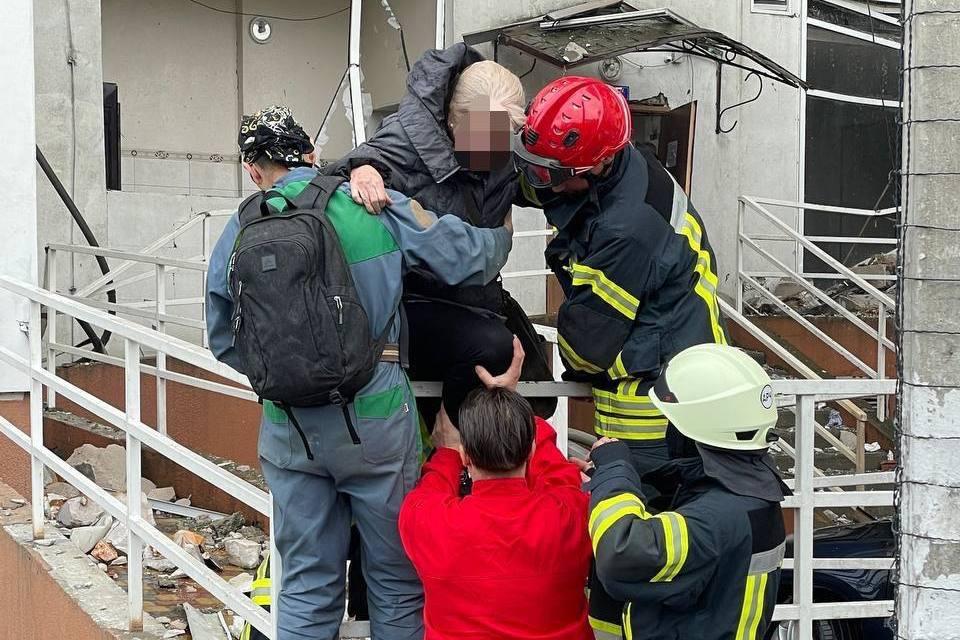 В Одесі загасили пожежу у багатоповерхівці, що сталася через російський обстріл (оновлено)