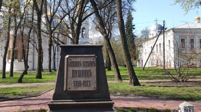 У Чернігові демонтували пам'ятник Пушкіну (ВІДЕО)