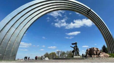 В Киеве демонтируют скульптуру двух рабочих, установленную «в ознаменование воссоединения Украины с россией» — Кличко (фото)