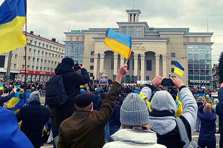 В Херсоне оккупанты разогнали митинг против псевдореферендума светошумовыми гранатами (видео)