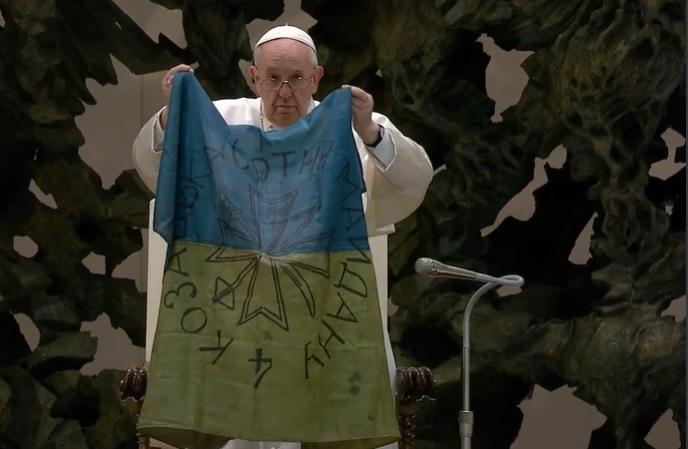 Папа Римский развернул привезенный из Бучи украинский флаг