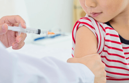 Дифтерію складно діагностувати на перших етапах, тому важливо бути щепленим — інфекціонистка