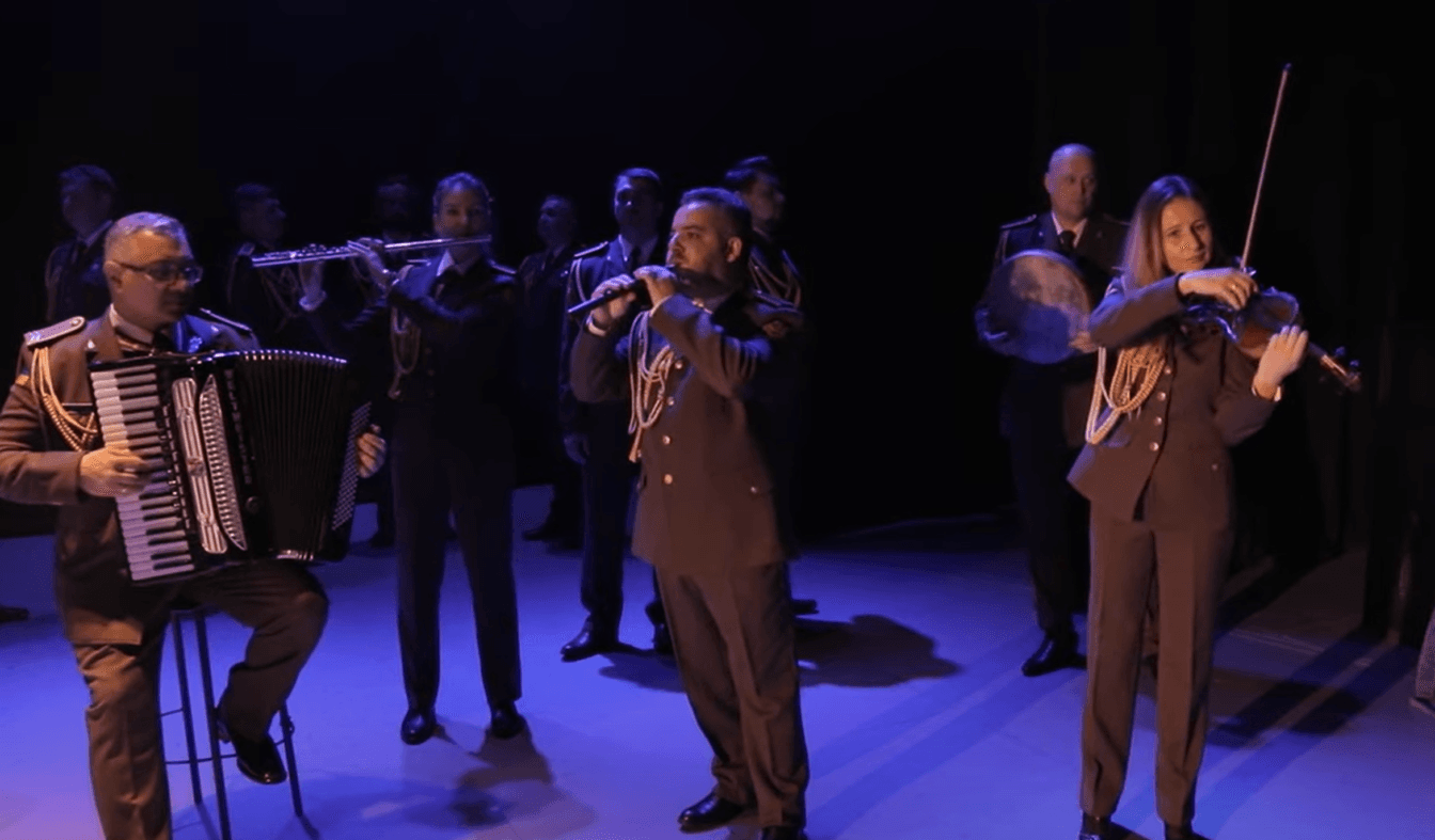 «Avadan uçan samolet»: Ансамбль пісні і танцю ЗСУ та Ісмаїл Куртумеров заспівали про депортацію