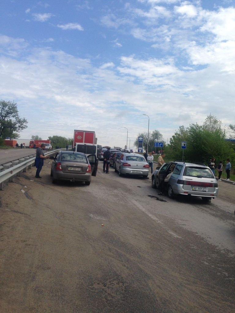 Очікували пропуску понад три дні: До Запоріжжя з Маріуполя пропустили велику евакуаційну колону авто