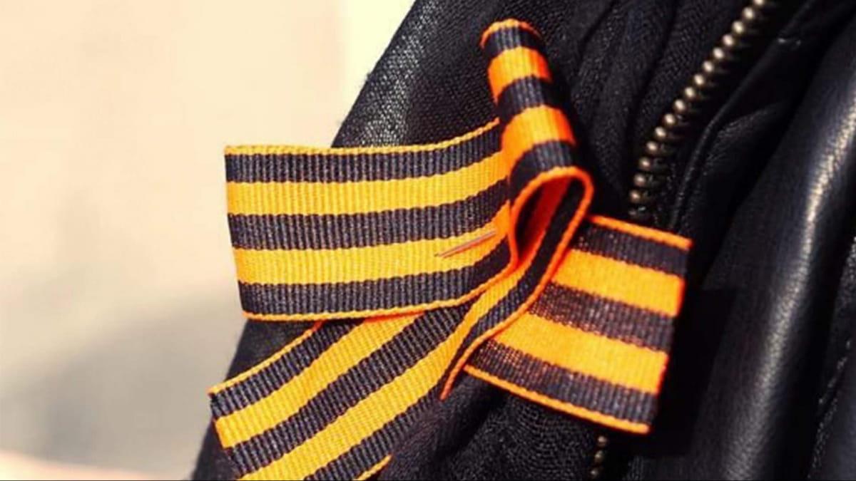 У Маріуполі окупанти роздають «колорадські» стрічки на «парад» до 9 травня