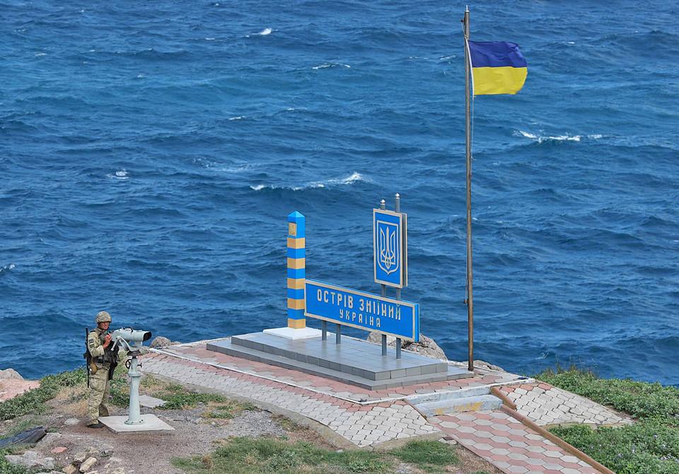 Розвідка: В окупований Севастополь звозять вбитих і поранених рашистів з острова Зміїний