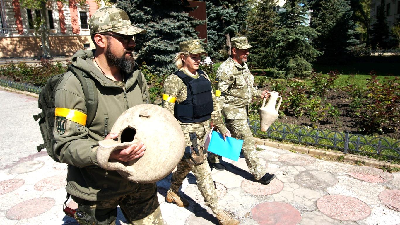 Ukrainian military found ancient amphorae over 2000 years old while digging trenches in Odessa (PHOTOS)