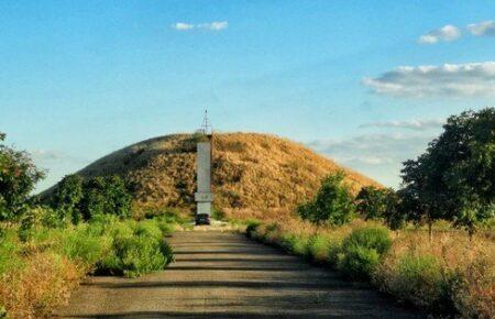 На Херсонщині російські окупанти знищують кургани