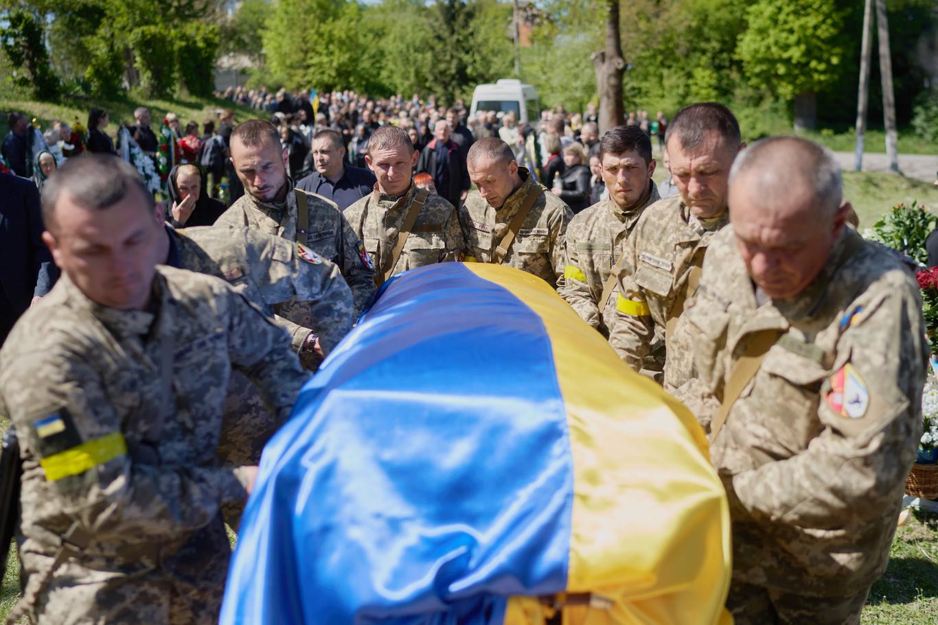 У Києві та Хотимирі попрощались з Денисом Антіповим — громадським активістом, викладачем, лейтенантом 95 бригади