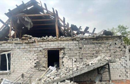 Окупанти обстріляли Дніпро ракетами: одну збила ППО, інша влучила в будівлю — ОВА