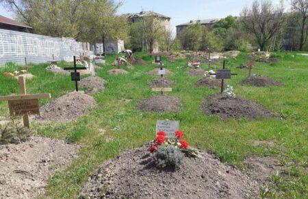 У Маріуполі російські окупанти викопують та вивозять тіла похованих загиблих містян