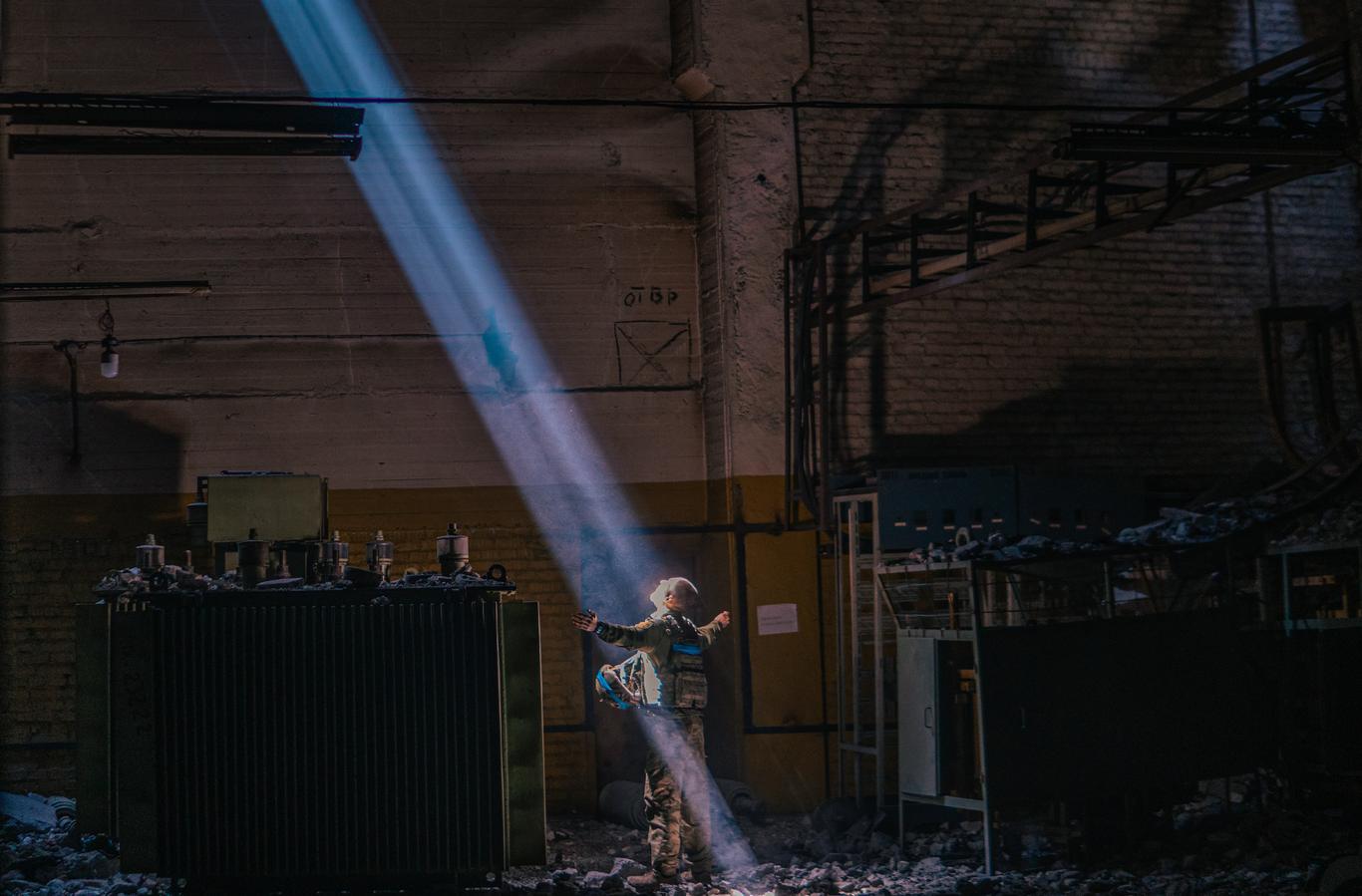 «Дякую за прихисток, Азовсталь, — місце моєї смерті і мого життя» — захисник Маріуполя опублікував фотографії із заблокованого заводу