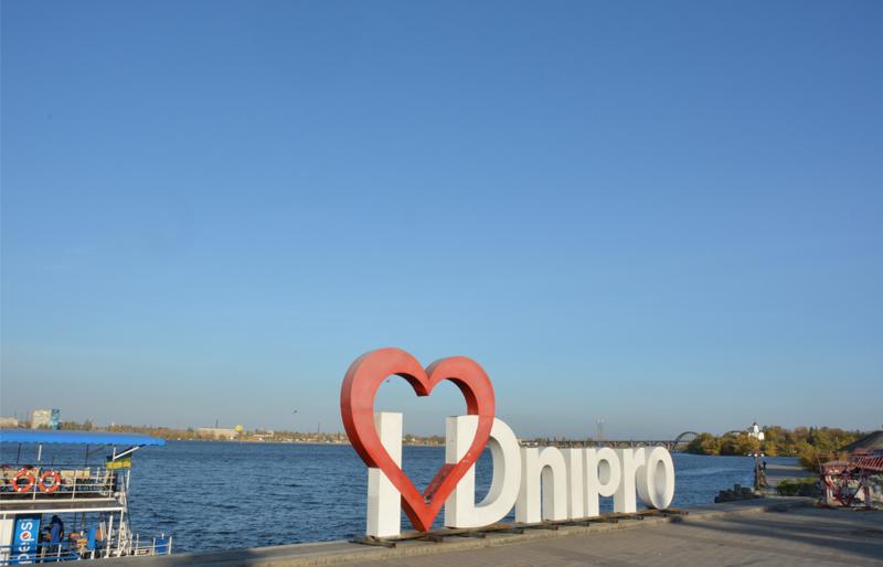 Майже 15% новин дніпровських ЗМІ — про політику. Кожна 13-та новина — з ознаками замовності