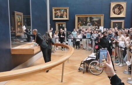 У Луврі чоловік вимазав тортом Мону Лізу, картина не постраждала, бо за склом (ВІДЕО)