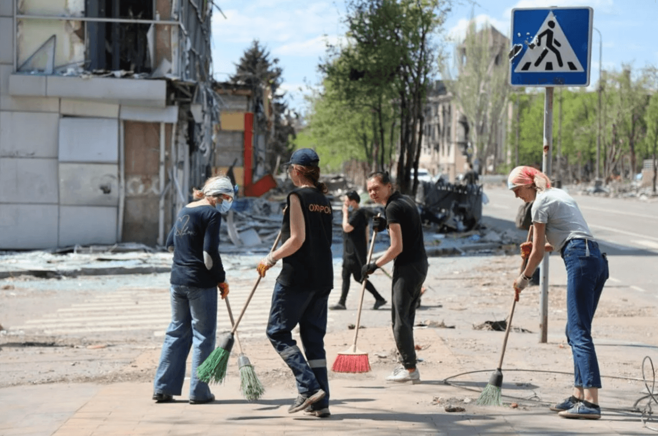 Їжа в Маріуполі є, але заробити на неї можна, лише прибираючи місто і ховаючи тіла — депутат міськради