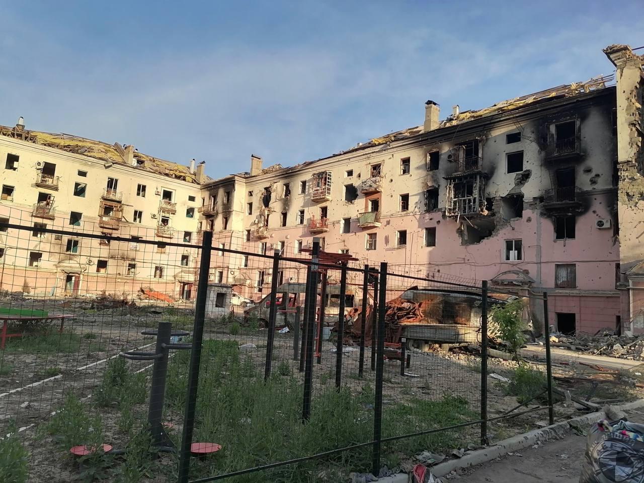 Під завалами розбомбленого будинку у Маріуполі виявили ще 100 загиблих