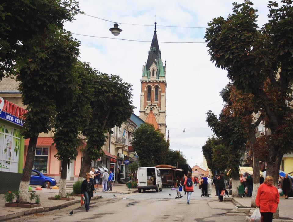 З-під завалів будинків у Чорткові після ракетного обстрілу врятували 12 людей — ДСНС