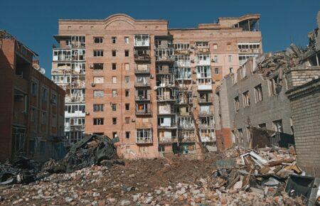 «Постійно щось горить і вибухає, але у підвалах залишається приблизно 10 тисяч людей» — кореспондентка про ситуацію в Бахмуті