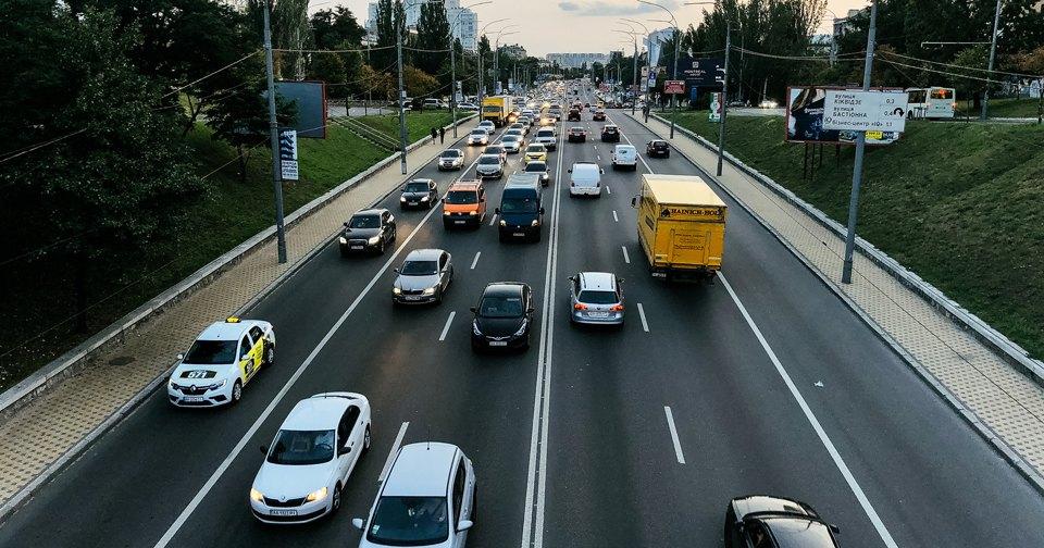 У Києві на час війни заборонили їздити містом на машинах без глушника