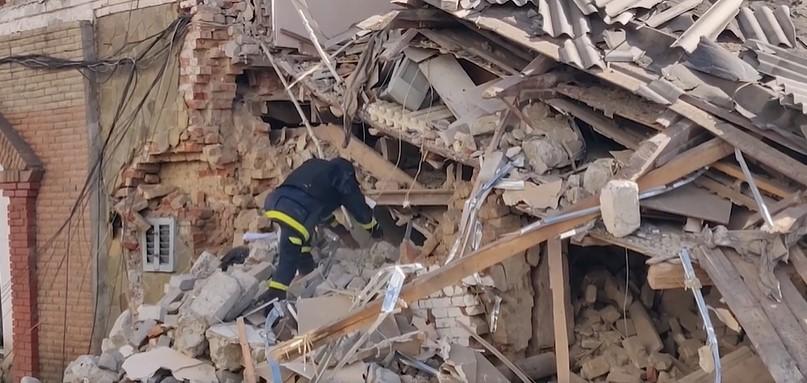 Россияне нанесли авиаудар по Бахмуту: разрушена школа, где находились люди, есть пострадавшие