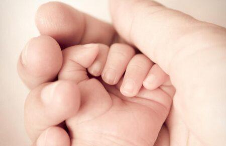 7000 гривень на дитину до року: де та як оформити допомогу