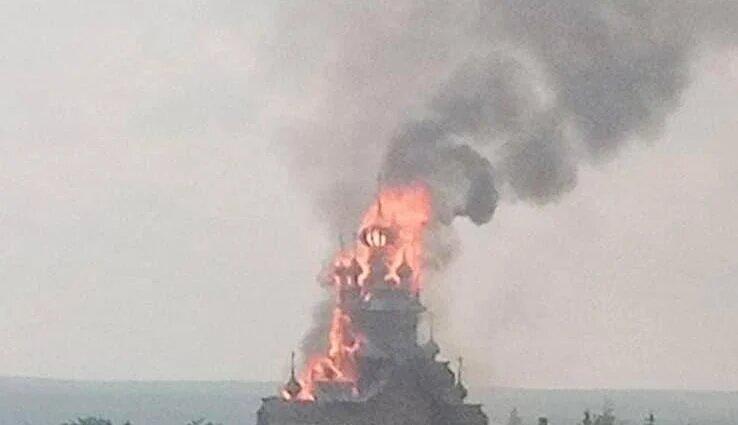 На Донеччині через бомбардування горить Святогірська Лавра