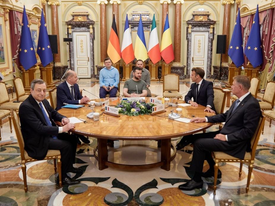 Шольцу та Макрону політично не вигідно їхати у Київ, щоб отримати публічного ляпаса — політолог