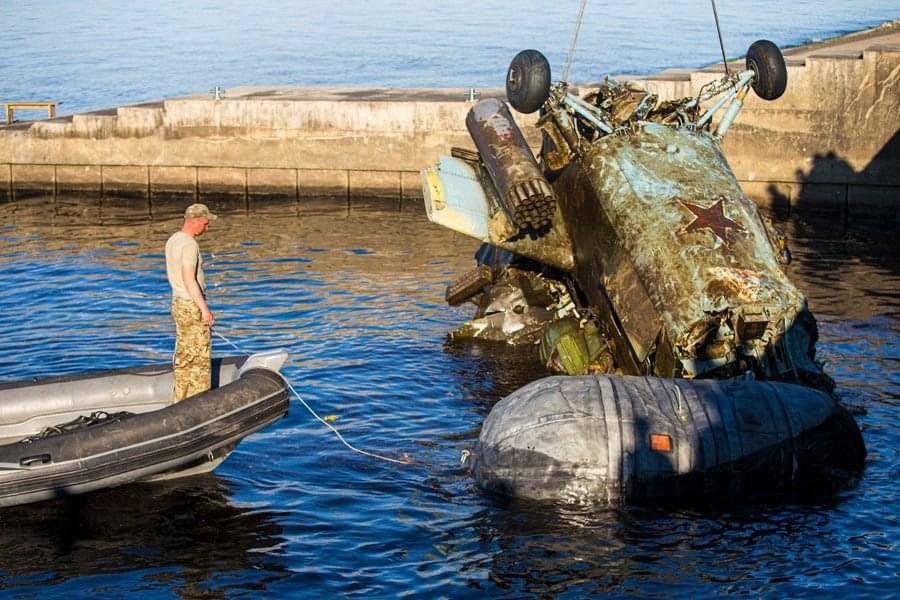 З Київського моря дістали російський гелікоптер з екіпажем