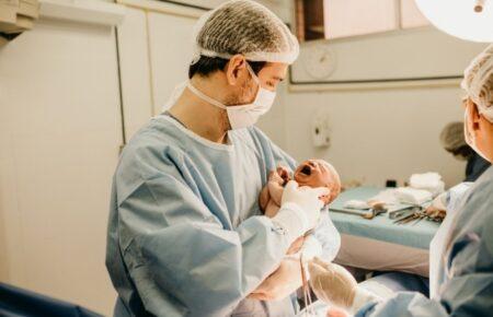 Неонатологи вручну робили малятку вентиляцію легенів на шляху в укриття — акушер про пологи на війні