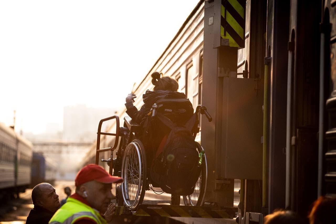 Евакуація людей з інвалідністю з гарячих точок: хто і як допомагає