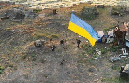 На Зміїному підняли український прапор (фото)