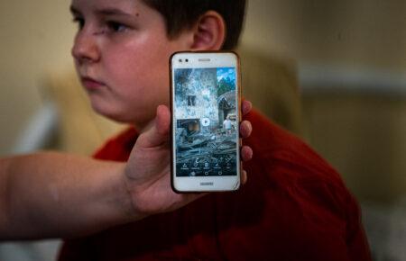 «Бахнуло очень сильно. Папа взял меня за ногу и отнес в ванную» — 11-летний Артем из Бахмута об обстрелах оккупантов