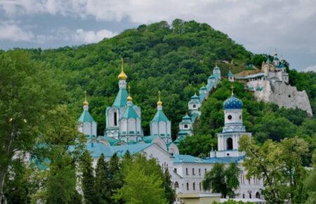 З території Святогірської лаври вдалося евакуювати людей