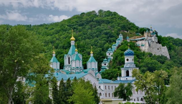 З території Святогірської лаври вдалося евакуювати людей